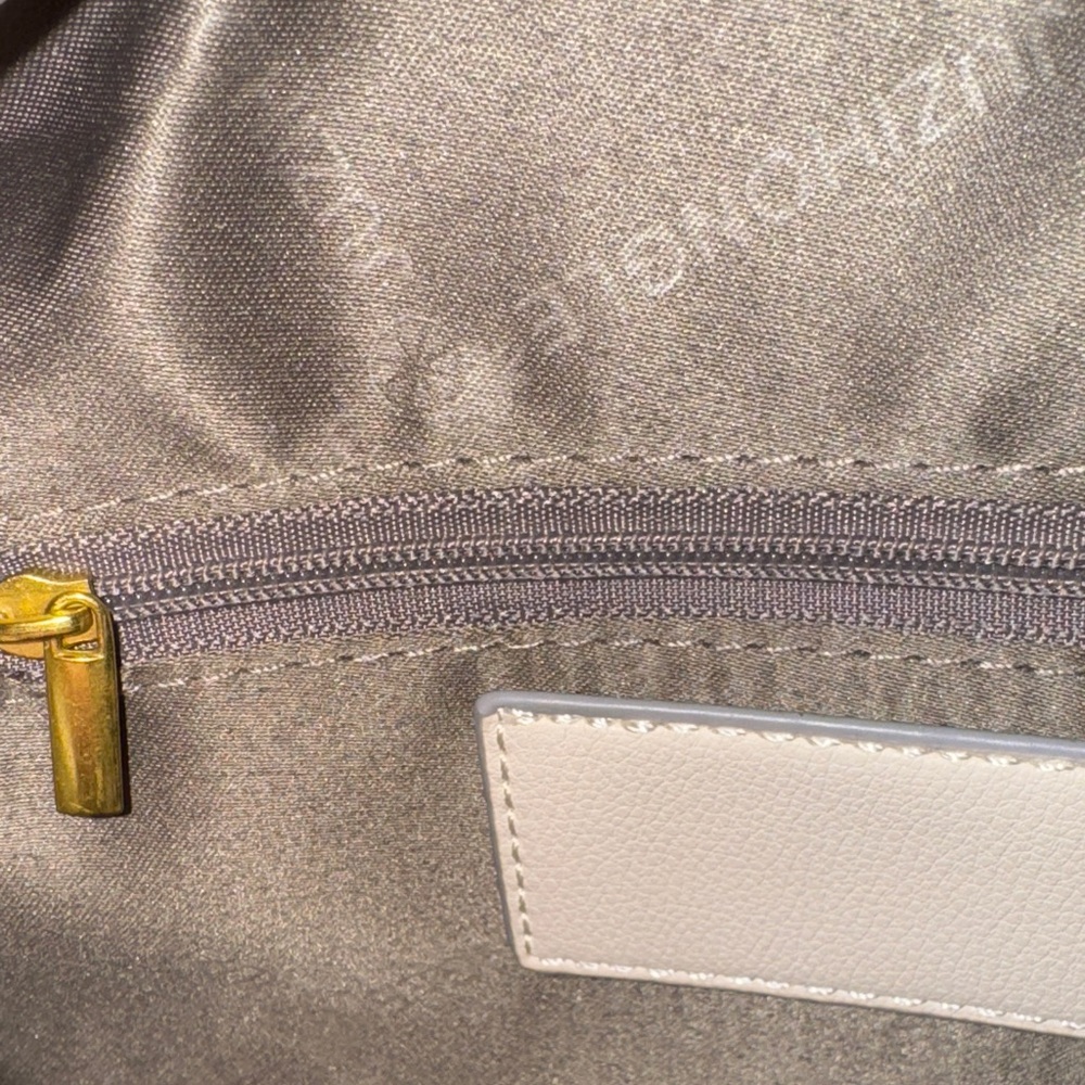 Elegant Cream Crossbody Bag with Gold Details - Picture 6 of 10